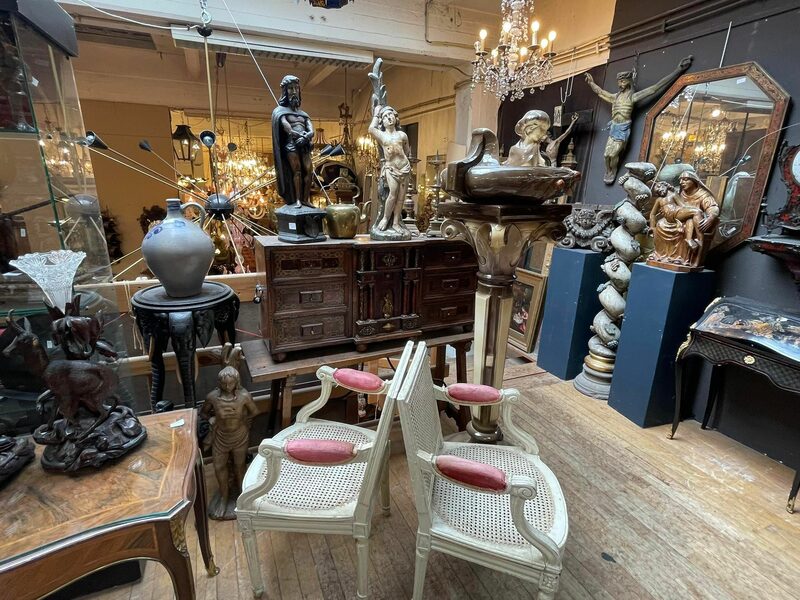 Sculptures et mobilier ancien récupérés lors d'un débarras Liège