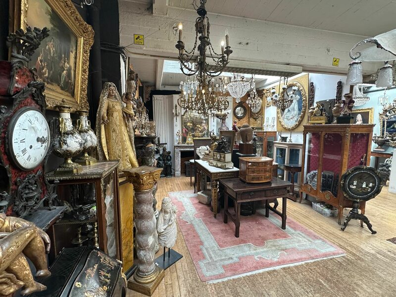 Showroom antiquités récupérées lors de vide maisons à Liège